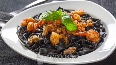 паста с морепродуктами в томатном соусе