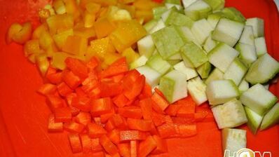 паста с семгой и овощами в сливочно-томатном соусе