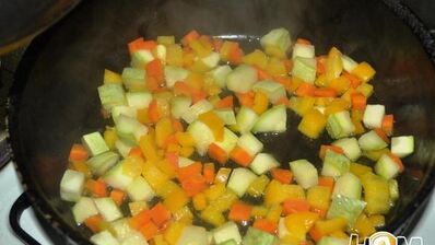 паста с семгой и овощами в сливочно-томатном соусе