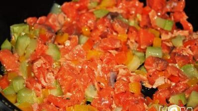 паста с семгой и овощами в сливочно-томатном соусе