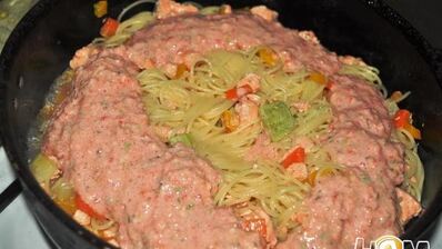 паста с семгой и овощами в сливочно-томатном соусе