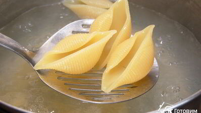 ракушки, фаршированные курицей и грибами