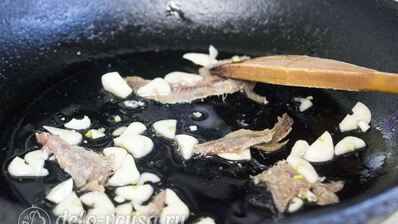 спагетти путанеска с помидорами и анчоусами