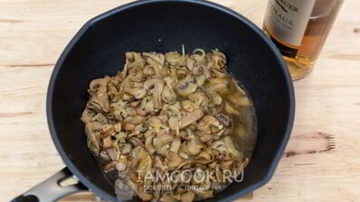 спагетти с грибами и белым вином