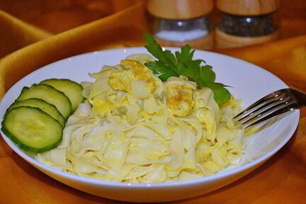 Спагетти с курицей в сливочном соусе