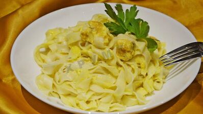 спагетти с курицей в сливочном соусе