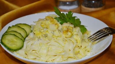 спагетти с курицей в сливочном соусе