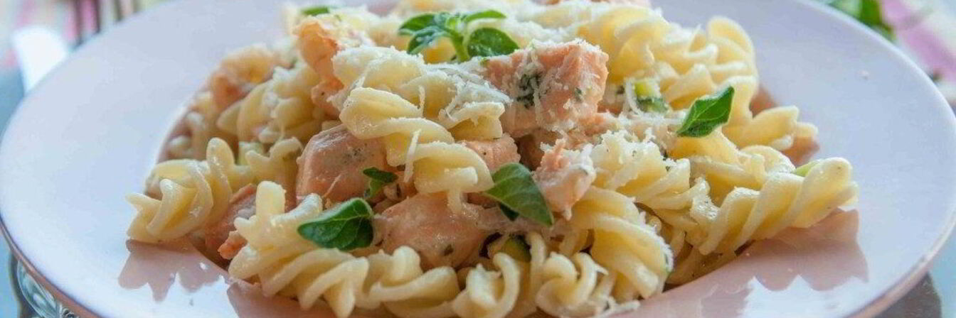 Спагетти с лососем под сливочным соусом