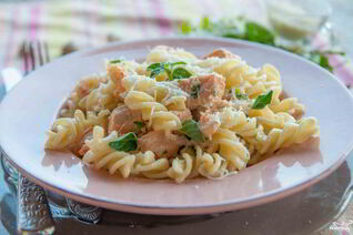 Спагетти с лососем под сливочным соусом