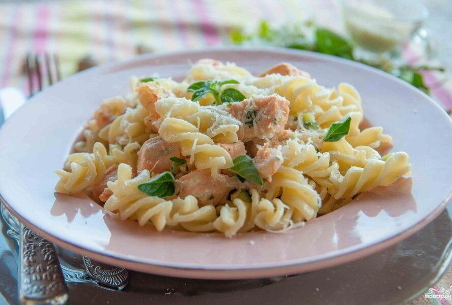 Спагетти с лососем под сливочным соусом