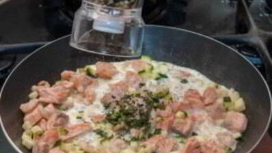 спагетти с лососем под сливочным соусом