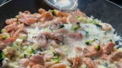 спагетти с лососем под сливочным соусом