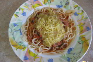 Спагетти с ветчиной в томатном соусе