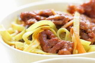 Жареная лапша со свининой