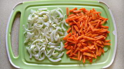 баранина с фасолью и овощами в горшочках