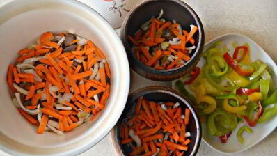 баранина с фасолью и овощами в горшочках