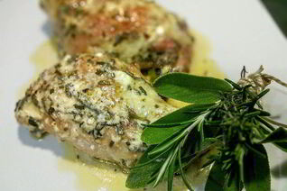 Кролик под соусом из йогурта и сливочного масла