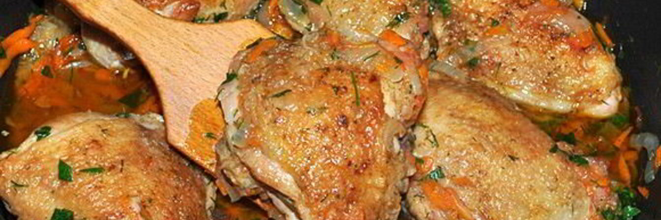 Куриные бедрышки в томатном соусе