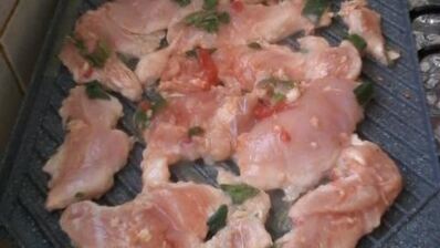 куриные грудки в винно-базиликовом соусе