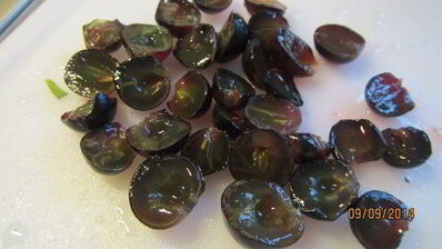 курица, фаршированная виноградом и ароматными травами