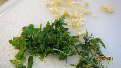 курица, фаршированная виноградом и ароматными травами