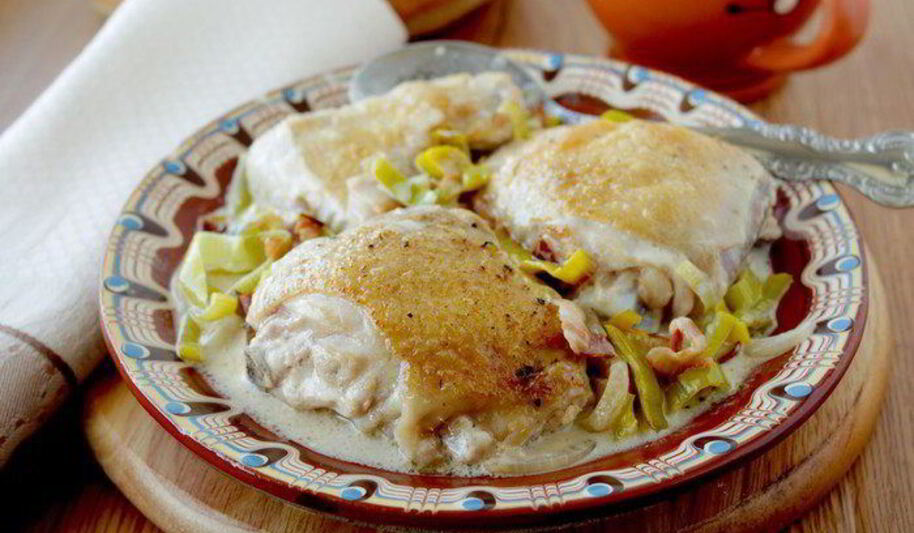 Рецепт курицы с луком-пореем, тушеная в вине