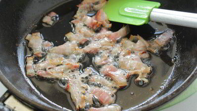 курица с луком-пореем, тушеная в вине