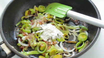 курица с луком-пореем, тушеная в вине