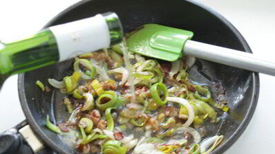 курица с луком-пореем, тушеная в вине