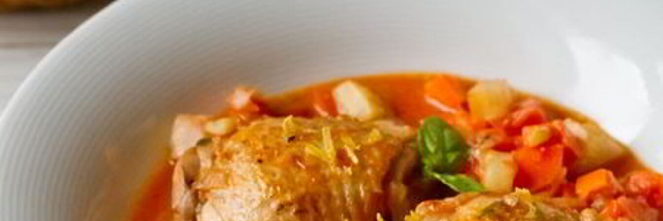 Курица, тушенная с морковью и сельдереем