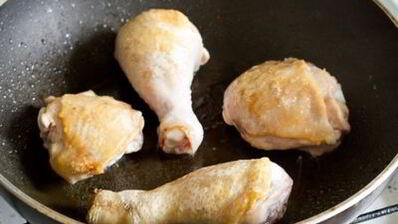 курица, тушенная с морковью и сельдереем