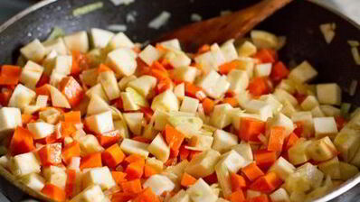 курица, тушенная с морковью и сельдереем