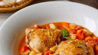 курица, тушенная с морковью и сельдереем