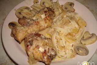Курица в винном соусе с шампиньонами