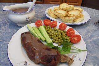 Ростбиф из говядины с винным соусом