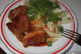 Свиная грудинка, тушеная с луком и томатом