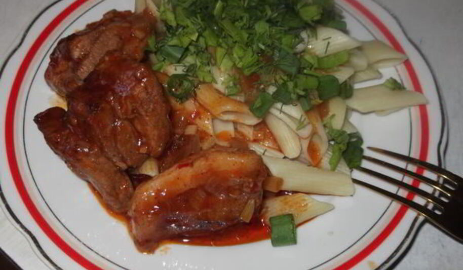 Рецепт свиной грудинки, тушеной с луком и томатом
