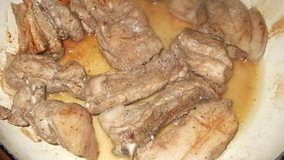 свиная грудинка, тушеная с луком и томатом