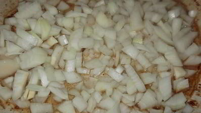 свиная грудинка, тушеная с луком и томатом