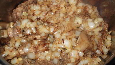 свиная грудинка, тушеная с луком и томатом