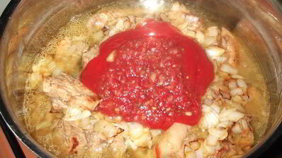 свиная грудинка, тушеная с луком и томатом