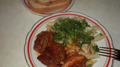 свиная грудинка, тушеная с луком и томатом