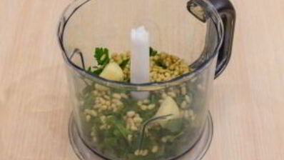 свинина, фаршированная зеленью и орехами