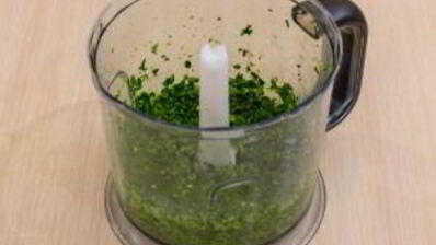 свинина, фаршированная зеленью и орехами