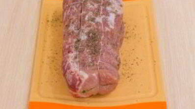 свинина, фаршированная зеленью и орехами