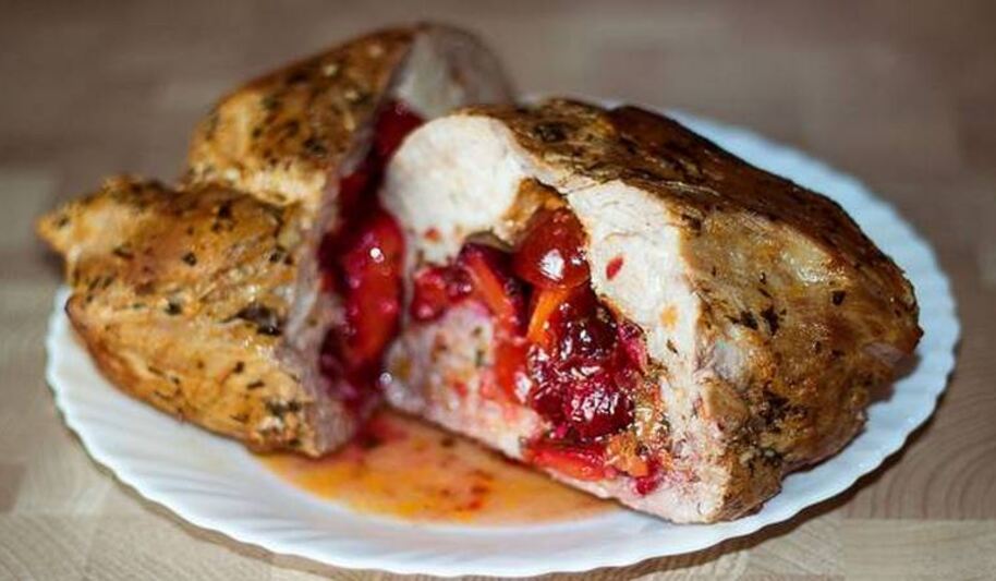 Рецепт свинины в маринаде, запеченная со сливами