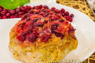 Свинина, запеченная с яблоками и брусникой