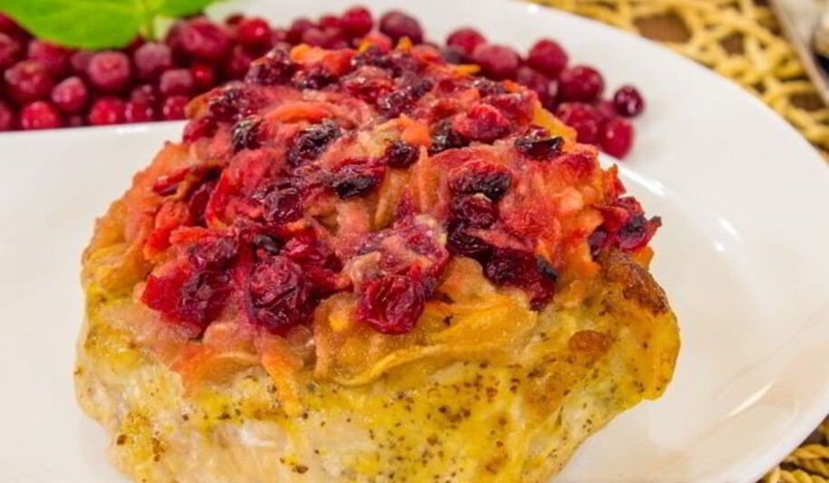 Рецепт свинины, запеченной с яблоками и брусникой