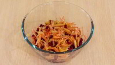 свинина, запеченная с яблоками и брусникой