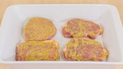 свинина, запеченная с яблоками и брусникой